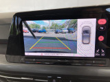 ギアをリバースに入れると車両後方の映像を映し出します。画面にはガイドラインが表示され、車庫入れや縦列駐車などの際に安全確認をサポートします。