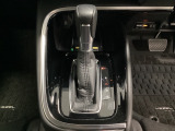 「e:HEV」は、モーター走行を中心にしながら電気エネルギーやエンジン動力を最も効率よく使い分けることができる賢いハイブリッドシステムです。サイドブレーキはスイッチ操作の電子制御パーキングブレーキです