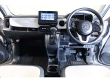 ドライバーを包み込むように、ディスプレーやスイッチ、コンソールを配置。座った瞬間から運転への期待が!空間そのものの心地よさにこだわっています。