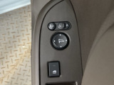 電動格納付きパワーミラーの操作スイッチがついています。左右のサイドミラーの角度調節も微調整ができて便利です。