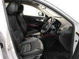 高いホールド性で運転姿勢が安定します。長距離ドライブでも疲れにくいのが魅力です。快適なドライビングライフをお送りください♪