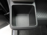 カップホルダーは運転席や助手席からちょうど手の届く位置です!!