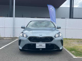 【BMWの伝統-1】BMWの特徴的な&ldquo;キドニーグリル&rdquo;は、80年以上続く伝統の形でございます。変わらないこだわりのデザインが、プレミアムブランド&ldquo;BMW&rdquo;を創り出します。