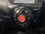 【オートエアコン】タッチパネル式オートエアコンで運転席周りの凹凸が少なくスッキリとしています。