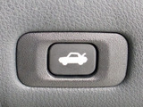 ボタン一つでトランクオープンが可能!車内から操作できる為、非常に便利な装備の一つとなります!