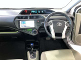 運転席は見やすく整理され、ナビも美しく装着され操作性にも優れています!