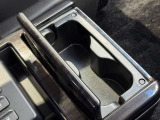 センターコンソールには蓋付きの小物入れを完備。大切な小物や見せたくないアイテムをスマートに収納でき、車内を美しく保ちます。