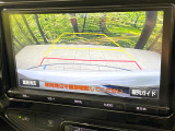 【バックカメラ】駐車時に後方がリアルタイム映像で確認できます。大型商業施設や立体駐車場での駐車時や、夜間のバック時に大活躍!運転スキルに関わらず、今や必須となった装備のひとつです!