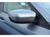 LEDウインカーとカメラを内蔵。スタイリッシュなデザインに、安全運転を支える機能を備えます。