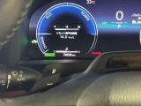 視認性に優れたメーターを採用しており、走行中でも車速や情報が分かりやすく表示されます。運転時の視線移動をむりのない範囲に抑え、快適で安心感のあるドライブをサポートします。