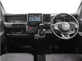 ◆インテリアパネル◆視界広々で非常に運転しやすくロングドライブでも疲れを感じさせないすっきりとまとまったインパネ周りです。