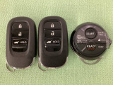 スマートキーを装備しています。鍵を差し込むことなくドアロックの開け閉めと、スタートボタン操作でのエンジンスタートができます。ボタン操作でトランクが開けられる電動テールゲートのボタンもついています。