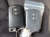 カギを取り出す手間がなく施錠開錠・エンジン始動ができる便利なスマートキーです!荷物で手がふさがっていたり、雨天時にも役立ちます☆