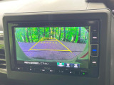 【バックカメラ】駐車時に後方がリアルタイム映像で確認できます。大型商業施設や立体駐車場での駐車時や、夜間のバック時に大活躍!運転スキルに関わらず、今や必須となった装備のひとつです!