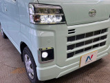 【LEDヘッドライト】悪天候や夜間走行時も良好な視界を確保し安心して運転できる高輝度LEDヘッドライトを装備!点灯速度が早く、消費電力も抑えられています。