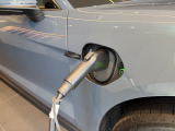 【AC充電】8kWのご自宅に設置すれば、一晩の充電で翌日のドライブに十分な電力を確保できます。