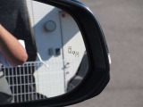 隣車線を走る車両をレーダーで検知し、ドアミラーでは確認しにくい後側方エリアに存在する車両に加え、急接近してくる車両も検知します。車両を検知するとドアミラーに搭載されたLEDインジケーターが点灯します。