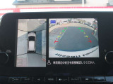 アラウンドビューモニター(車両を上から見たように表示)装着で車庫入れをサポート