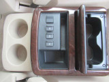 左右シートセンターにドリンクホルダー付き。USBも装備されています