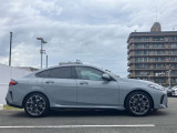 【BMWの伝統-3】BMWのお車は、&ldquo;駆け抜ける歓び&rdquo;を体現しております。走行の安定性とコーナリングの良さを追求し、思い通りにハンドルの操作可能です。