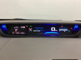 中央にデジタル表示のスピードメーターを配したハイブリット専用メーターになっています。左側のインフォメーション画面で燃費などの情報を確認できます。