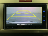 リバースギアに入れるだけで後方の表示へ切り替わります。夜間や雨の日の駐車も楽になりますよ。