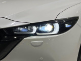 【LEDヘッドライト】悪天候や夜間走行時も良好な視界を確保し安心して運転できる高輝度LEDヘッドライトを装備!点灯速度が早く、消費電力も抑えられています。
