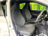 運転席まわりには十分なスペースがあり、大柄な方でもゆったり運転していただける環境です。