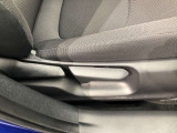 運転席シート座面は上下アジャスター付きです。お好みの位置に調整可能です。