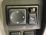 【電動格納ミラー】サイドミラーは電動格納式となっており、狭い駐車場でもキズがつくリスクを抑えられます。