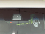【ホンダセンシング】走行中に前方の車両等を認識し、衝突しそうな時は警報とブレーキで衝突回避と被害軽減をアシスト。より安全にドライブをお楽しみいただけます。