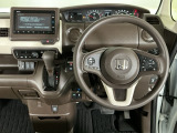 【ハンドル】運転にかかわる様々な操作を安全に行えるように視点移動が少なく操作性に配慮されたスイッチ類が凝縮されたコックピットです。