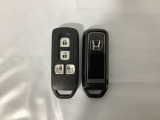 スマートキー付きですからドアロックの開閉およびエンジンスタートが楽々です。電動スライドドアの開け閉めもボタンで操作できます。スペアキーも同じものを用意しております。