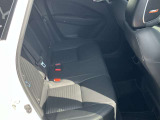コンパクトな車ですが、後席も充分なスペースを確保しています。足元空間も広くリラックスしてドライブが楽しめます。
