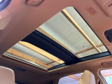 【大型サンルーフ】車内の解放感が一気に上がる大型のパノラマルーフ!季節を問わず開放的で快適なドライブをお楽しみいただけます。流通量も少なく希少価値の高い人気の装備です♪