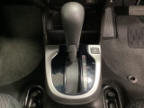CVT車のセレクトレバーです。低速から高速まで、変速ショックのないスムーズな走りを実現するとともに、エンジン効率のよい領域を維持することで燃費にも貢献します。