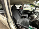 フロントシートです。運転席には座面の上下調節が可能なハイトアジャスターが装備されております。大きな痛み等が無く綺麗な状態です。