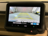 リバースギアに入れるだけで後方の表示へ切り替わります。夜間や雨の日の駐車も楽になりますよ。