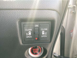 【両側パワースライドドア】両側がパワースライドドアになっており、運転席のスイッチやスマートキーでも開閉が可能。お子様やご年配の方でも乗り降りが楽になり介助等でも重宝します。