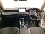 車内は光触媒抗菌消臭施工済です。インパネ周りはスタイリッシュなデザインで機能や装備も充実しています。グローブボックスやカップホルダーのほかにトレーなどたくさんの収納スペースが付いています。