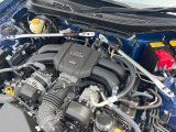 【STIタワーバー】お車の剛性を高めるタワーバーを装備。よりスムーズなコーナリング走行が可能となり、走りも楽しめます。