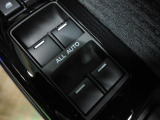 運転席で全ての窓を操作可能です。ドアミラーの角度調整もここで出来ます。