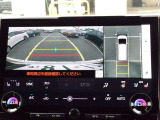 パノラミックビューモニター&バックモニター♪車両の前後左右に搭載した4つのカメラの映像を合成し、車を真上から見ているような映像を表示♪