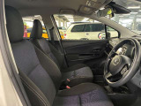 運転席の画像です。足元やシートまわりに余裕があり、リラックスした姿勢で運転が可能です。視界も良好で操作系へのアクセスもしやすく、快適で安心感のあるドライブをサポートします。