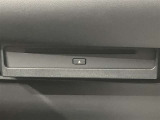 当店ではトヨタauショップ併設しております。お車と一緒にau携帯の機種変更も可能です♪また、自動車保険も取り扱っております。車の支払いと自動車保険の支払いをまとめてお支払い可能なプランもあります♪