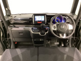 車内は光触媒抗菌消臭施工済です。インパネ周りはスタイリッシュなデザインです。グローブボックスやカップホルダーのほかにトレーなどたくさんの収納スペースが付いています。
