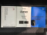 スマートキーは鍵をバッグに入れたままでもドアロックの開閉やエンジンのON・OFFができます。夜間や雨の日も鍵を探さなくて良いので便利です。