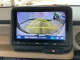 【バックカメラ】運転が苦手な方も車庫入れラクラクです!ギアをリバースに入れれば自動的に切り換わりますので、面倒な操作は不要です♪狭い駐車場もお車を傷つけず安心ですね!