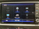 車内は光触媒抗菌消臭施工済です。インパネ周りはスタイリッシュなデザインです。グローブボックスやカップホルダーのほかにトレーなどたくさんの収納スペースが付いています。