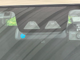 【スマートアシスト】走行中に前方の車両等を認識し、衝突しそうな時は警報とブレーキで衝突回避と被害軽減をアシスト。より安全にドライブをお楽しみいただけます。